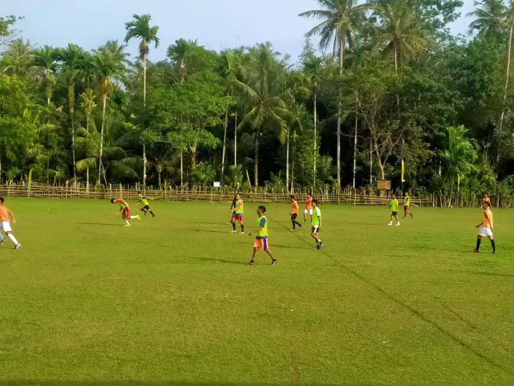 Lapangan bola Kaki latak Ayah yang sering di gunakan untuk turnamen dan upacara 17 agustus 