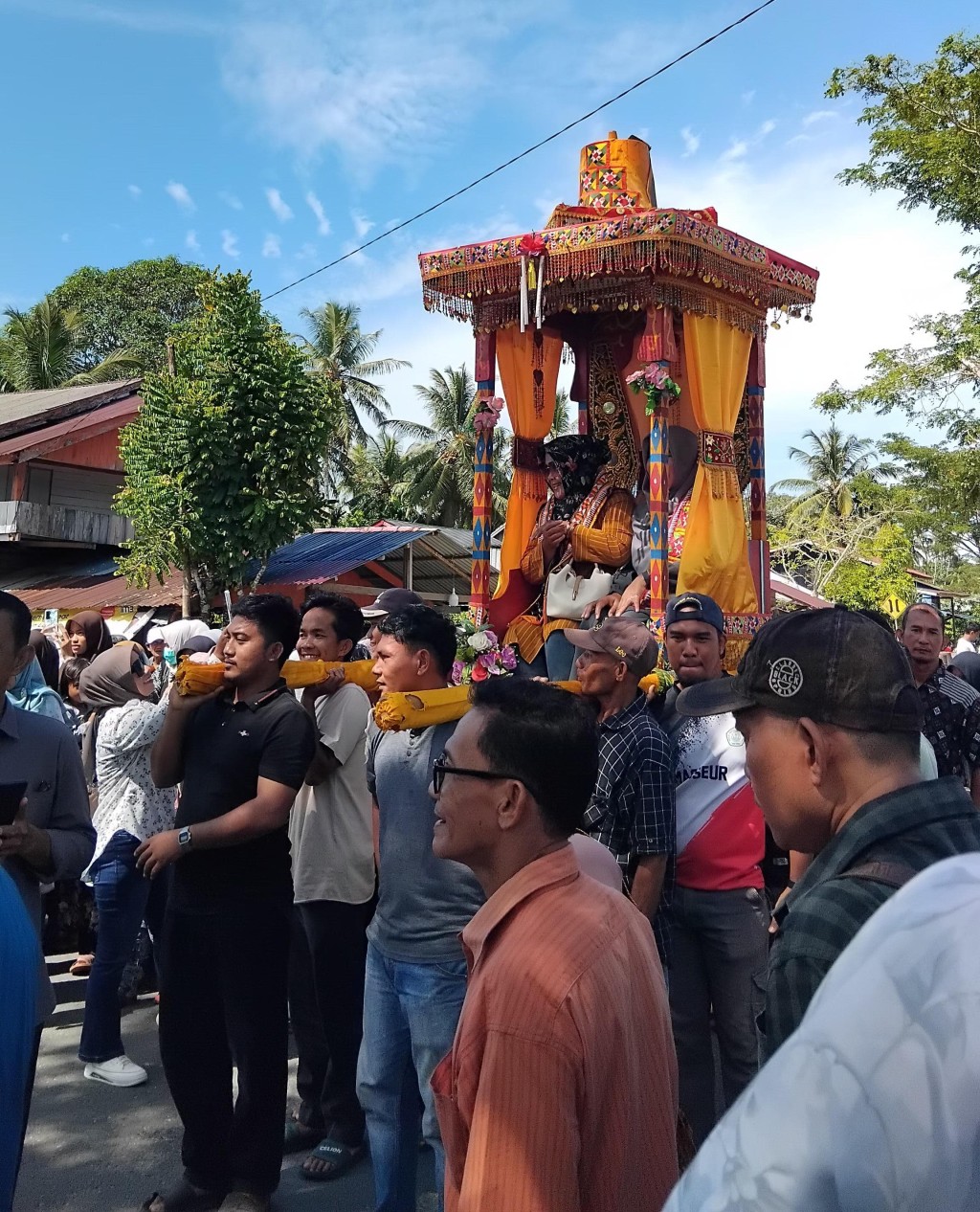 Osongan atau Tandu yang digunakan dalam rangka Menyambut tamu dan acara adat perkawinan dan lainya